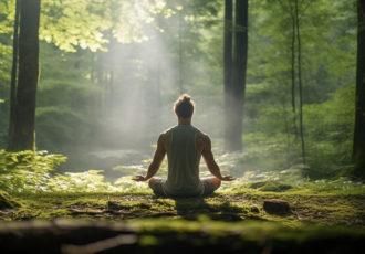 personne-pratiquant-meditation-yoga-exterieur-dans-nature